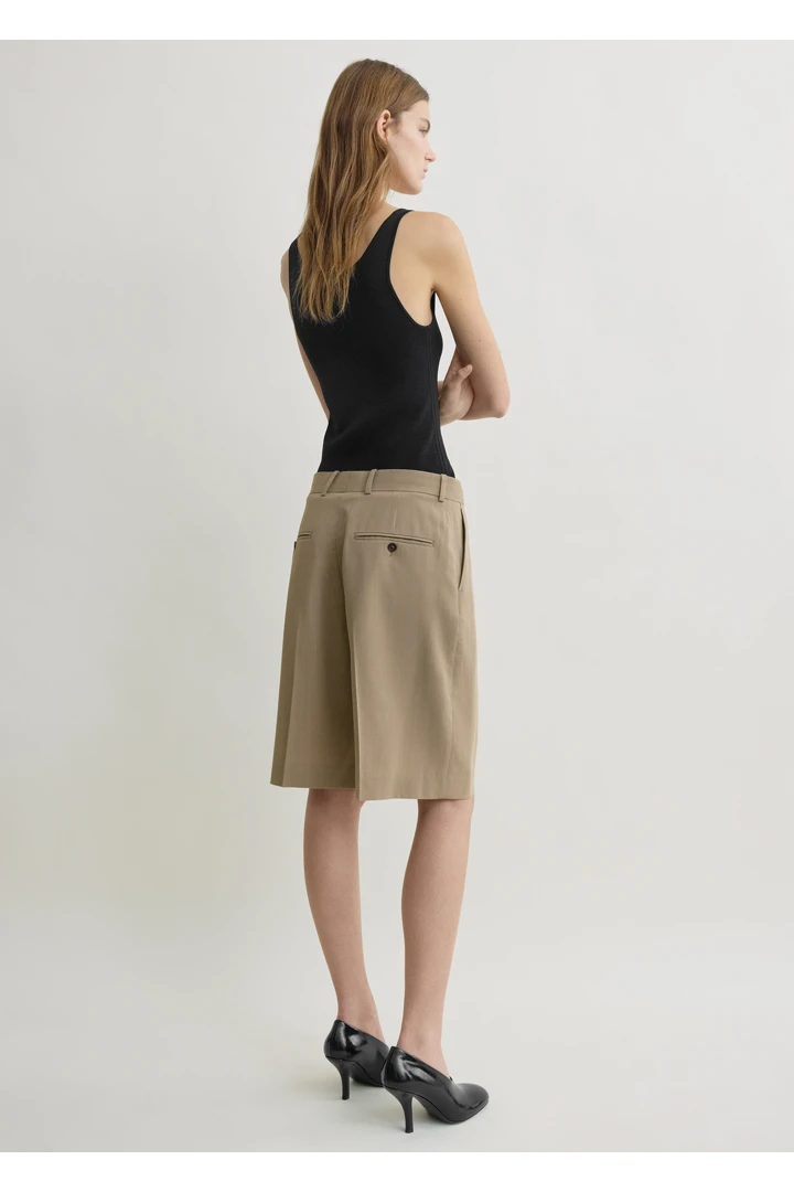 TOTEME 와이드 플루이드 쇼츠 토프의 토프컬러 2번쨰 이미지입니다.