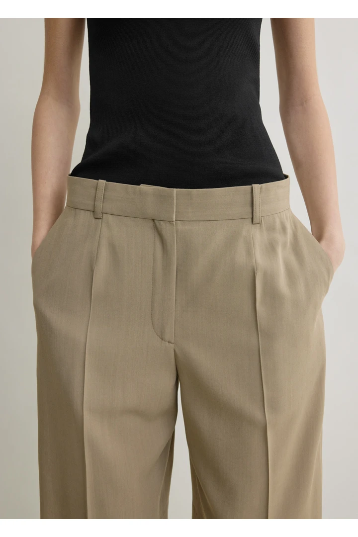 TOTEME 와이드 플루이드 쇼츠 토프의 토프컬러 3번쨰 이미지입니다.