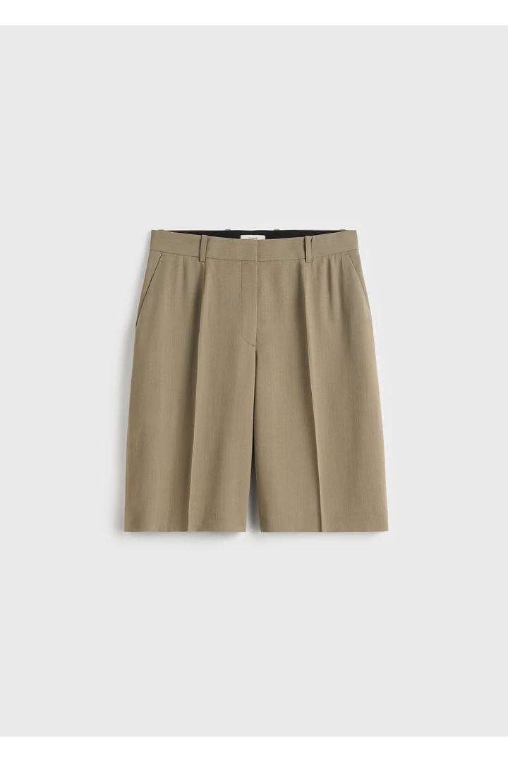 TOTEME 와이드 플루이드 쇼츠 토프의 토프컬러 4번쨰 이미지입니다.