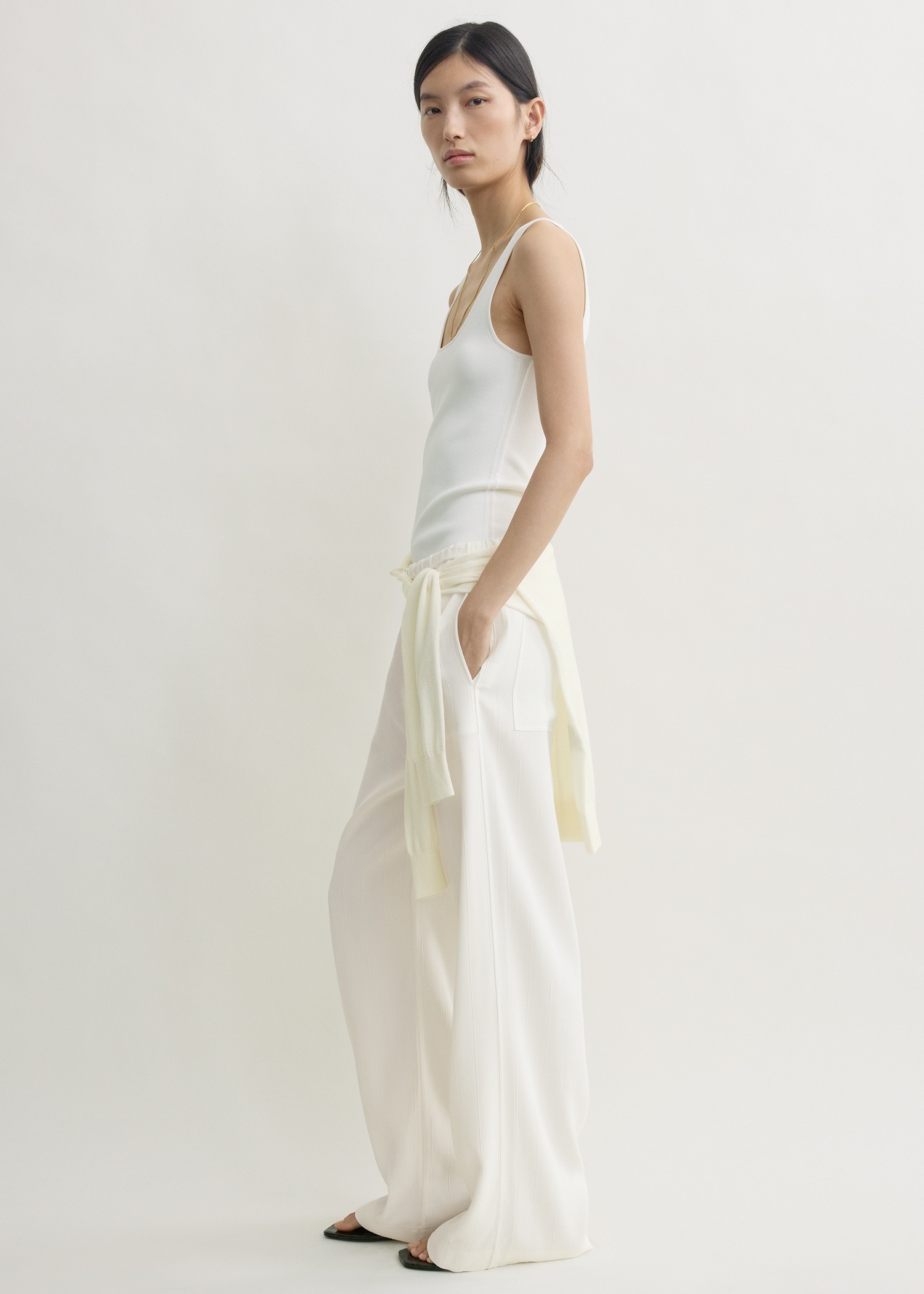 TOTEME 우븐 스트라이프 드로스트링 트라우저 머랭의 머랭컬러 1번쨰 이미지입니다.