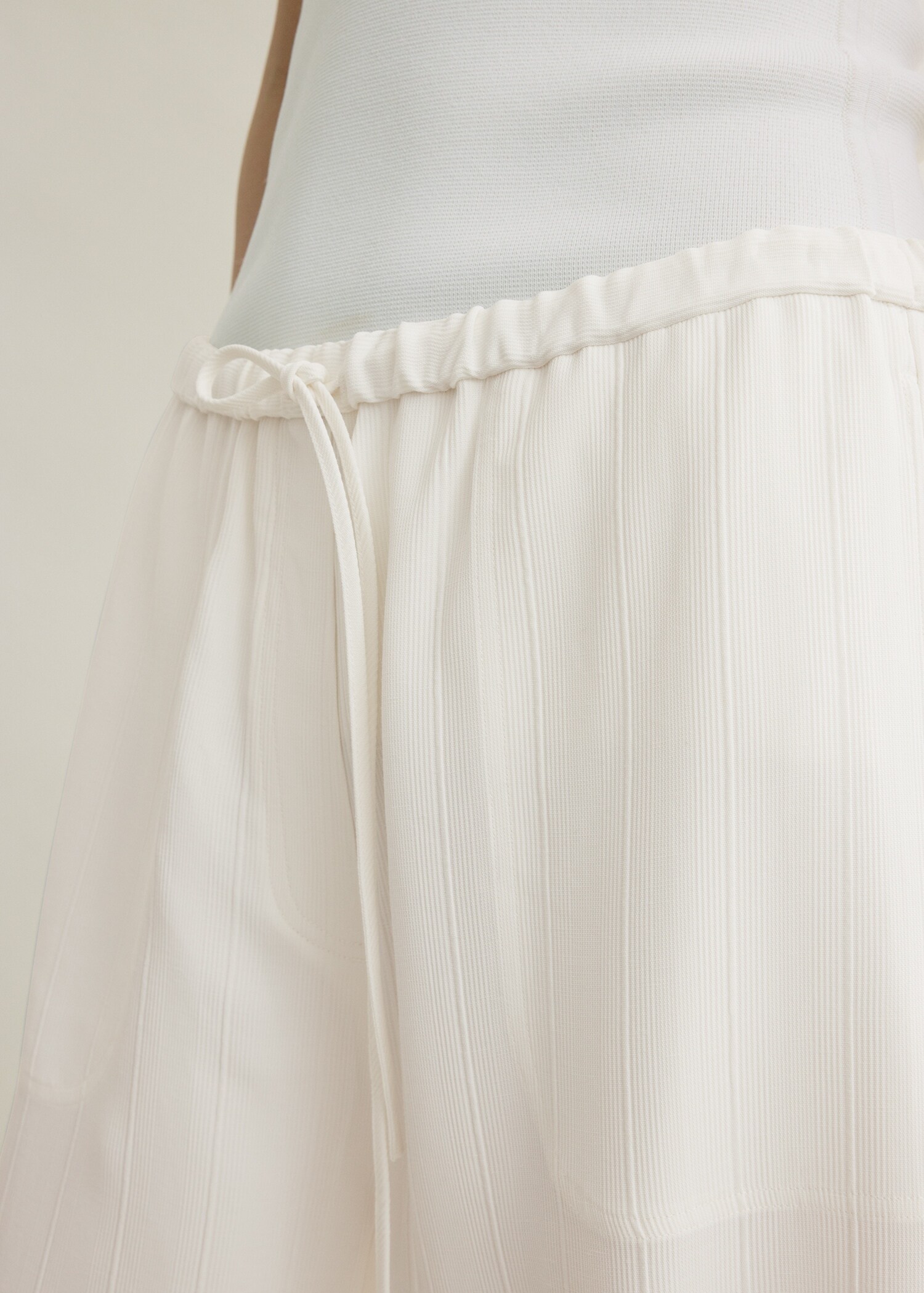 TOTEME 우븐 스트라이프 드로스트링 트라우저 머랭의 머랭컬러 3번쨰 이미지입니다.