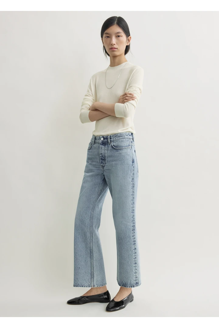 TOTEME 킥 플레어 데님 트루 빈티지의 트루 빈티지컬러 0번쨰 이미지입니다.