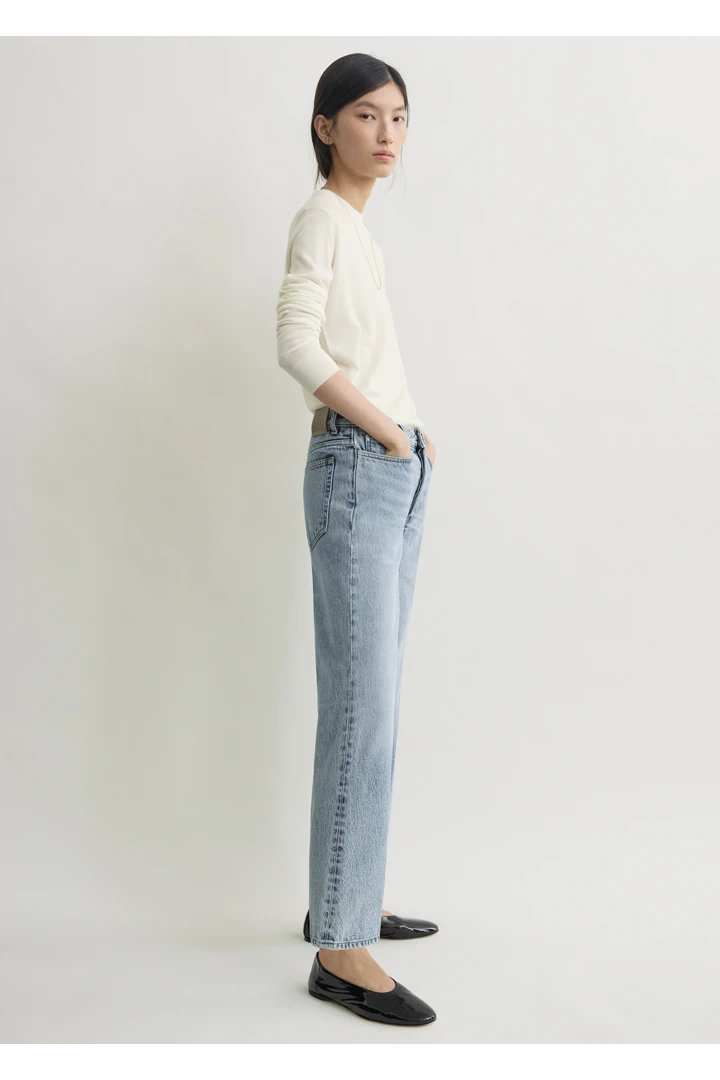 TOTEME 킥 플레어 데님 트루 빈티지의 트루 빈티지컬러 1번쨰 이미지입니다.