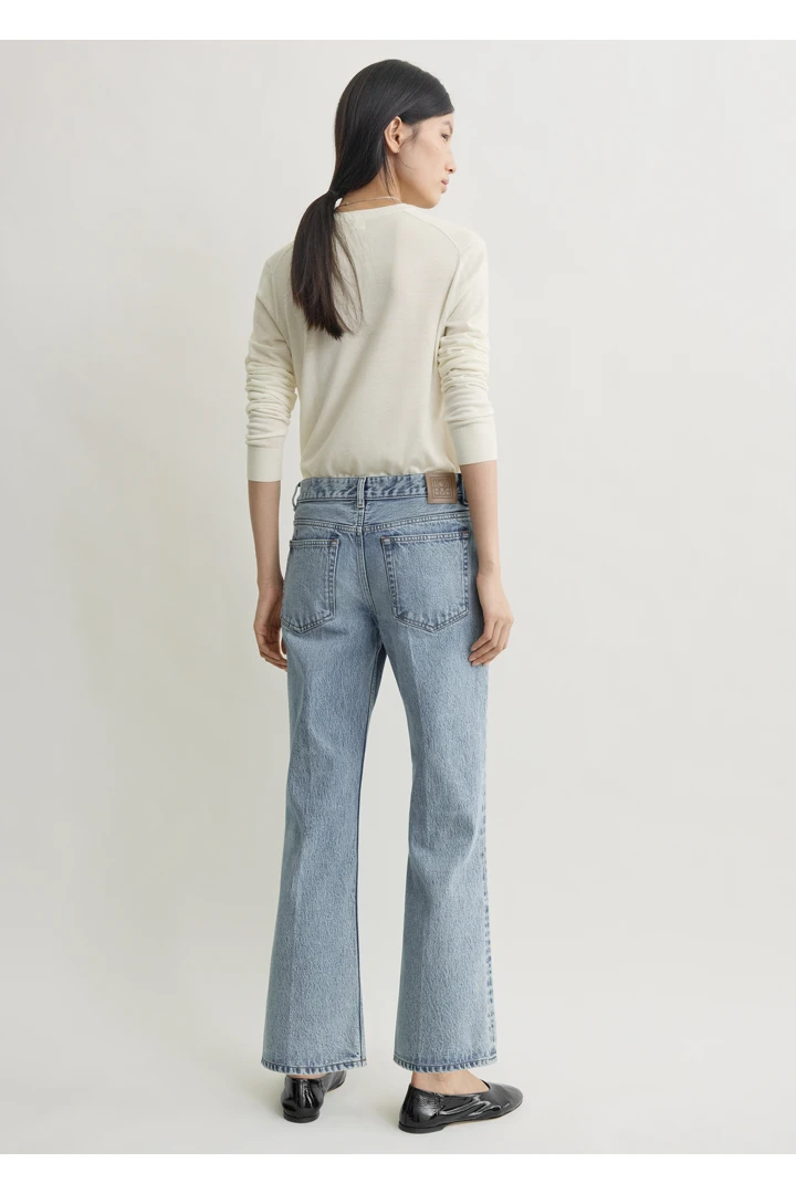 TOTEME 킥 플레어 데님 트루 빈티지의 트루 빈티지컬러 2번쨰 이미지입니다.