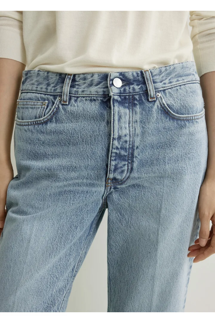 TOTEME 킥 플레어 데님 트루 빈티지의 트루 빈티지컬러 3번쨰 이미지입니다.