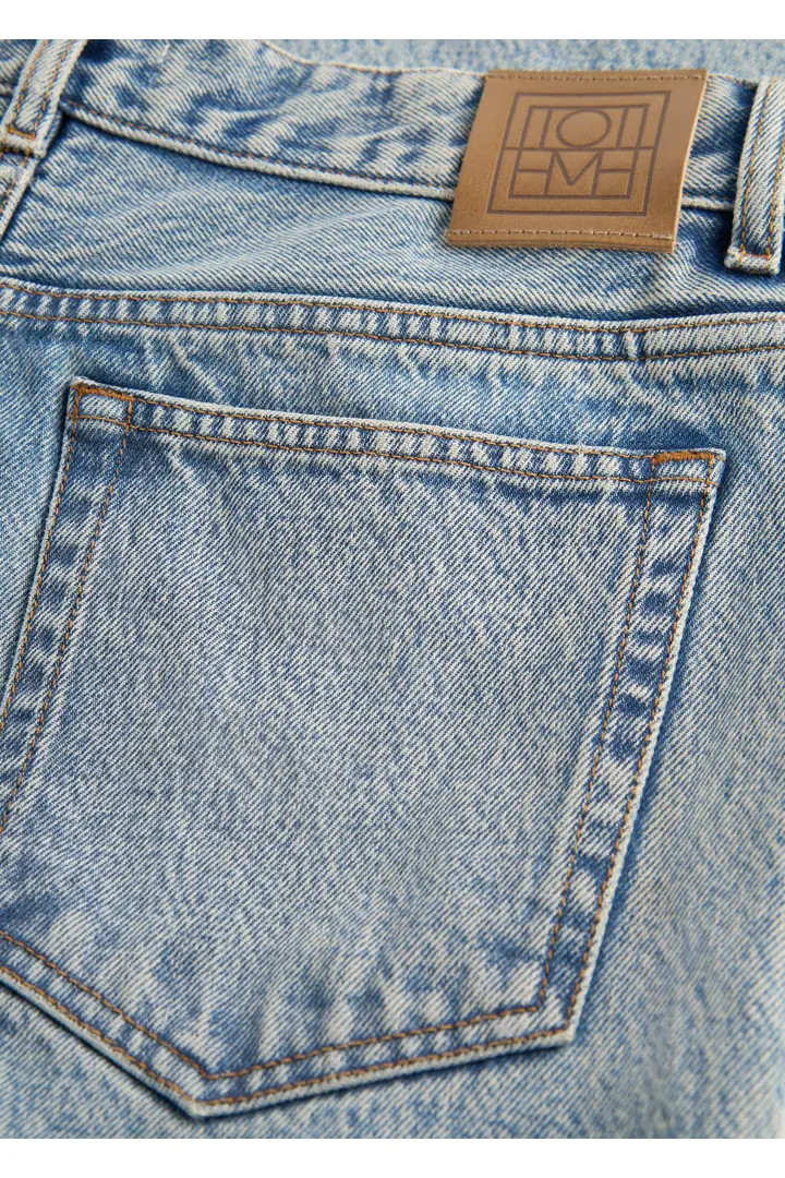 TOTEME 킥 플레어 데님 트루 빈티지의 트루 빈티지컬러 4번쨰 이미지입니다.