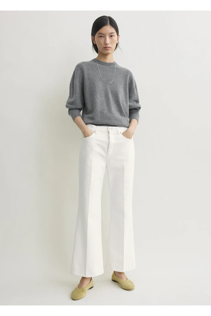 TOTEME 킥 플레어 데님 오프 화이트의 오프 화이트컬러 0번쨰 이미지입니다.