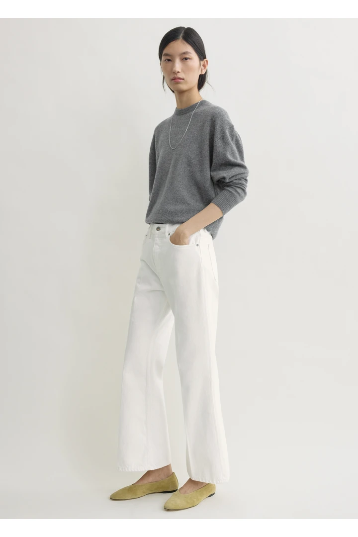 TOTEME 킥 플레어 데님 오프 화이트의 오프 화이트컬러 1번쨰 이미지입니다.