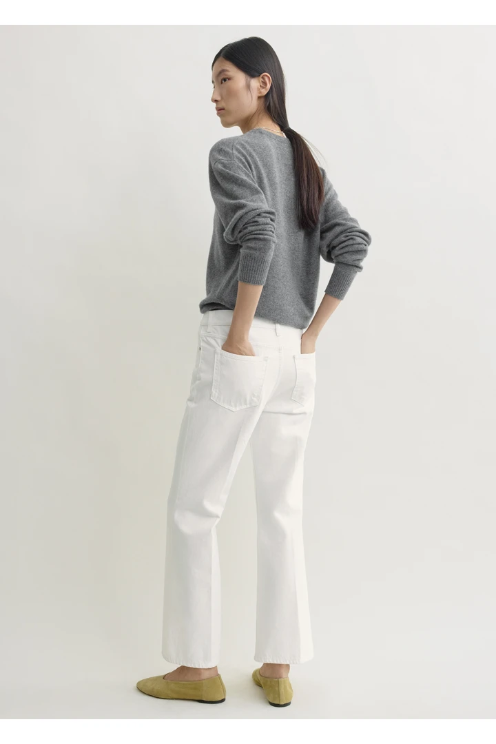TOTEME 킥 플레어 데님 오프 화이트의 오프 화이트컬러 2번쨰 이미지입니다.