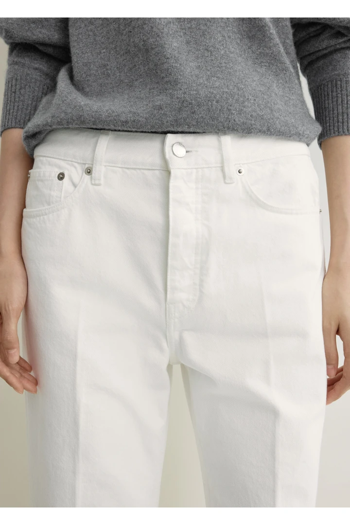 TOTEME 킥 플레어 데님 오프 화이트의 오프 화이트컬러 3번쨰 이미지입니다.