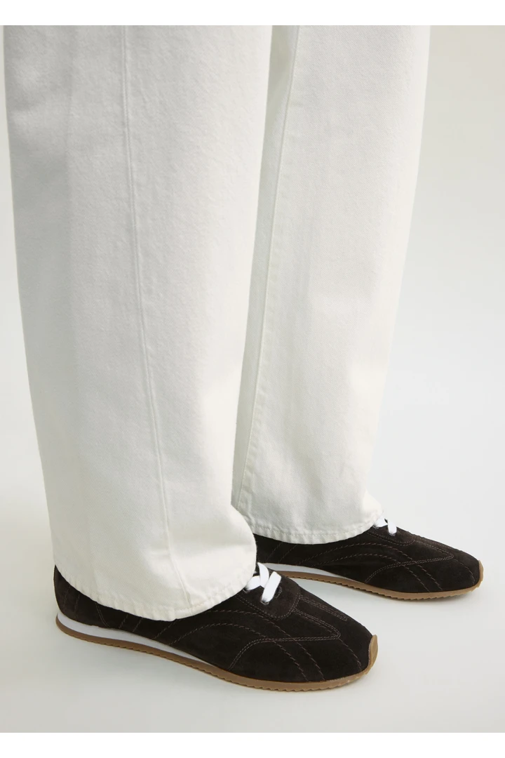 TOTEME 플렉스 스웨이드 스니커즈 엄버의 엄버컬러 1번쨰 이미지입니다.