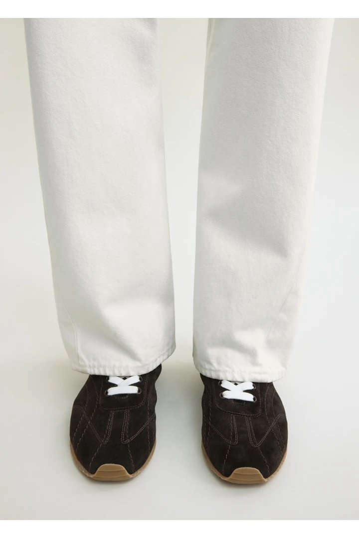 TOTEME 플렉스 스웨이드 스니커즈 엄버의 엄버컬러 2번쨰 이미지입니다.