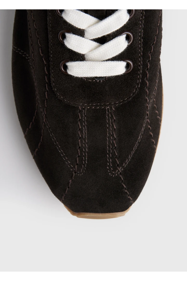 TOTEME 플렉스 스웨이드 스니커즈 엄버의 엄버컬러 6번쨰 이미지입니다.