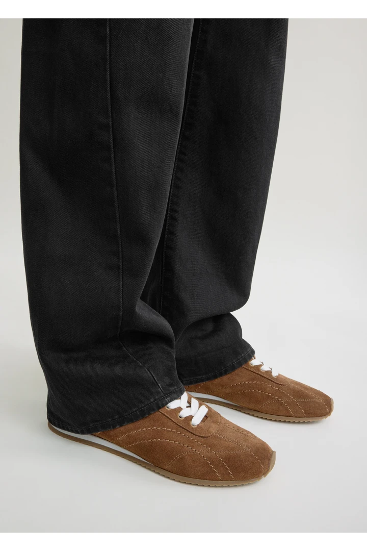 TOTEME 플렉스 스웨이드 스니커즈 코퍼의 코퍼컬러 1번쨰 이미지입니다.