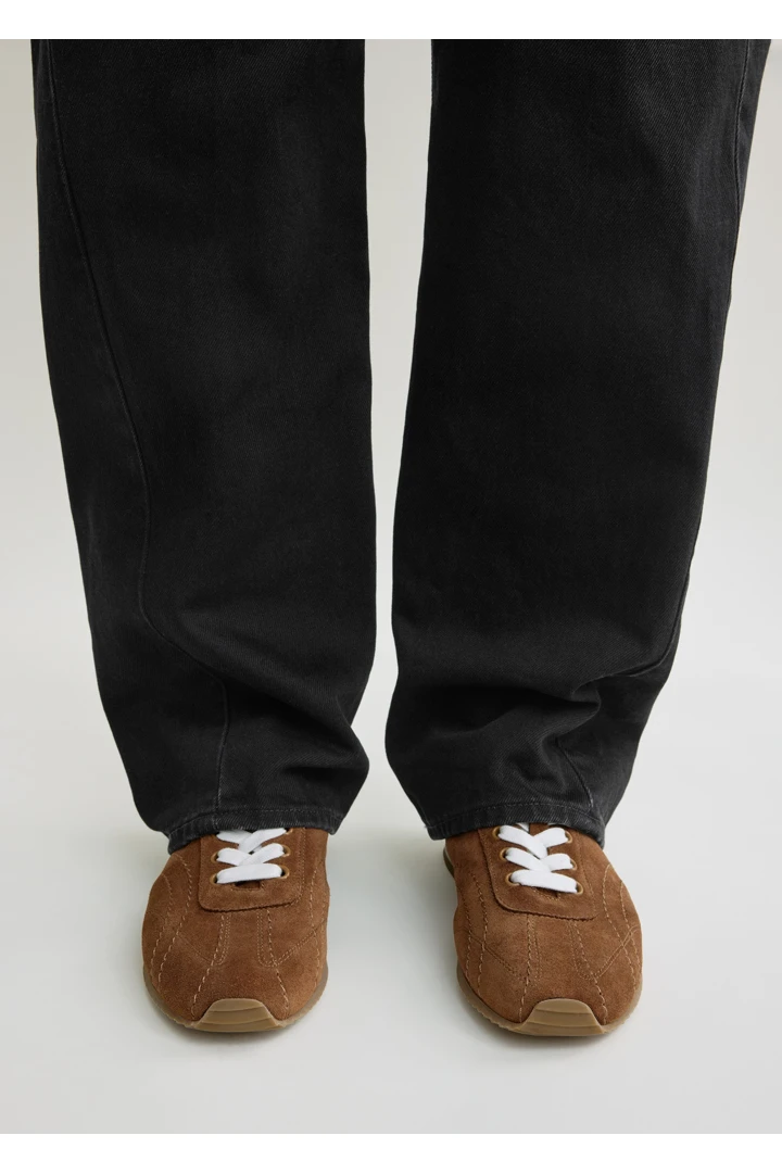 TOTEME 플렉스 스웨이드 스니커즈 코퍼의 코퍼컬러 2번쨰 이미지입니다.