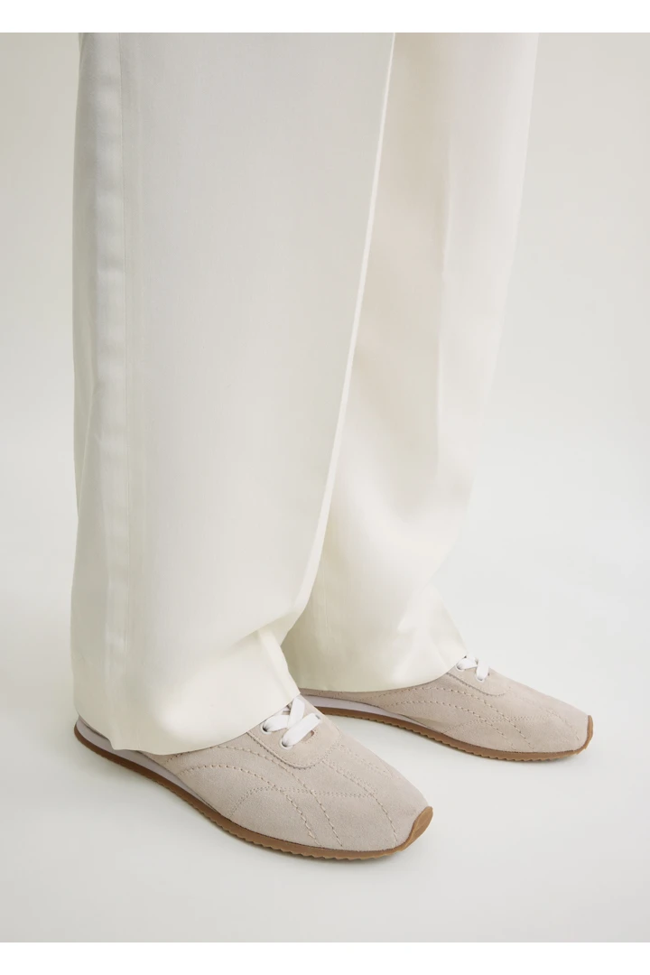 TOTEME 플렉스 스웨이드 스니커즈 스톤의 스톤컬러 1번쨰 이미지입니다.