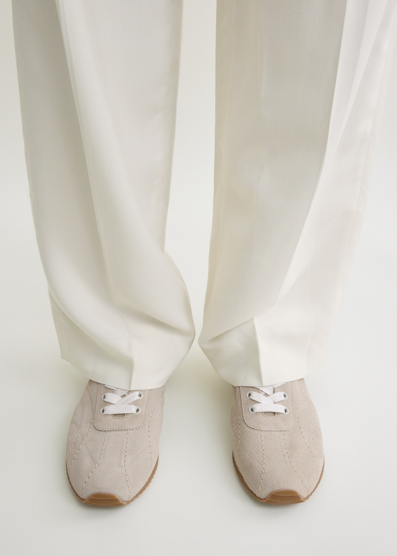 TOTEME 플렉스 스웨이드 스니커즈 스톤의 스톤컬러 2번쨰 이미지입니다.