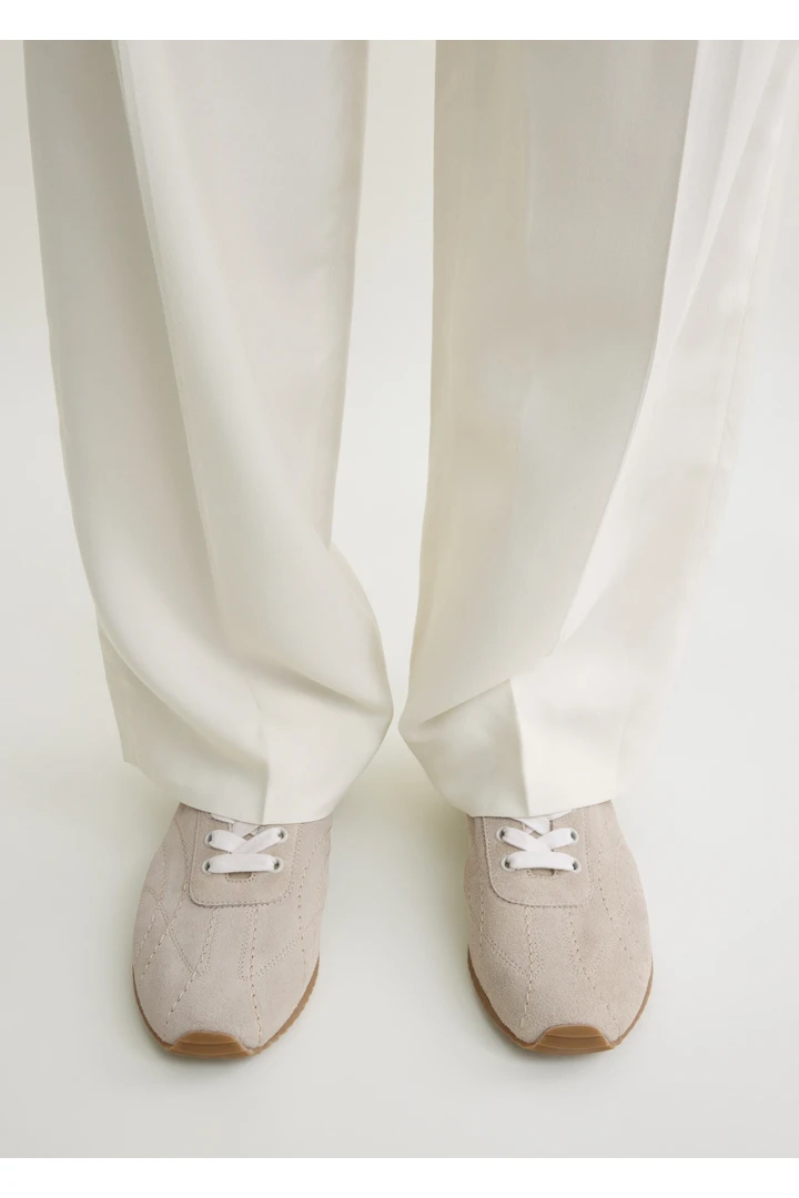 TOTEME 플렉스 스웨이드 스니커즈 스톤의 스톤컬러 2번쨰 이미지입니다.