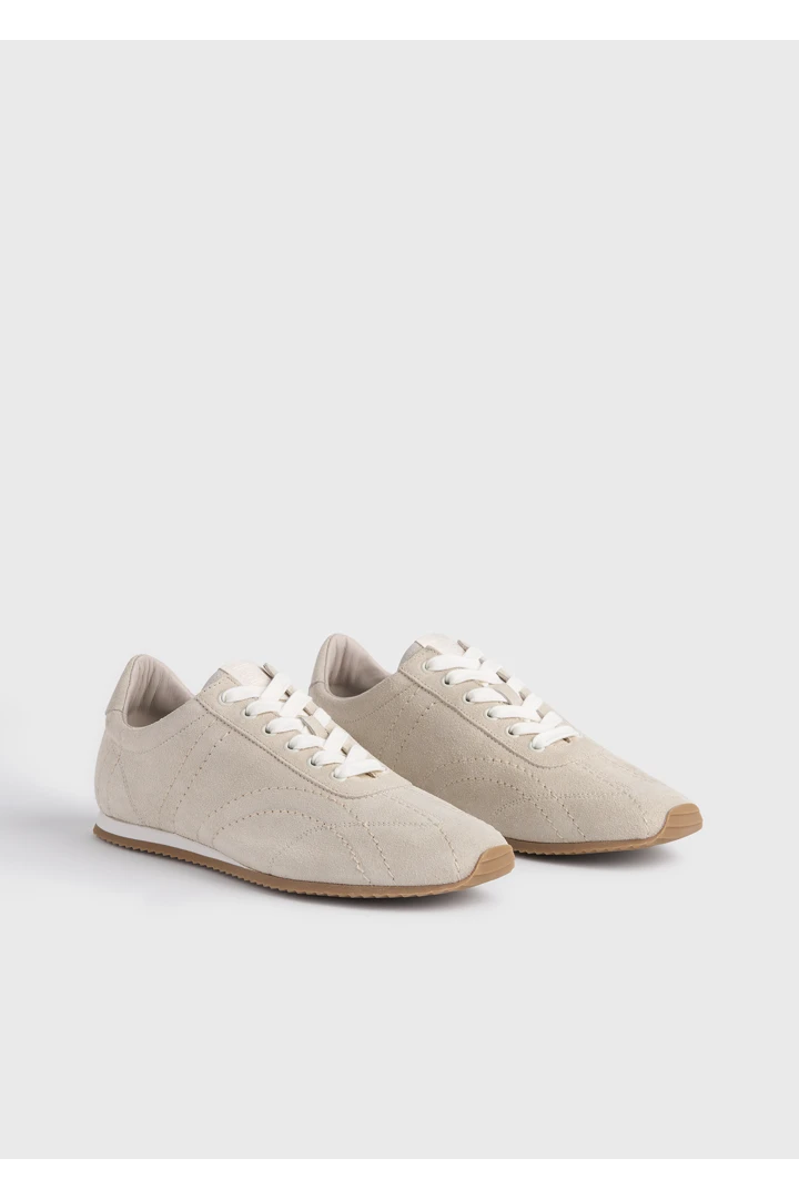 TOTEME 플렉스 스웨이드 스니커즈 스톤의 스톤컬러 3번쨰 이미지입니다.