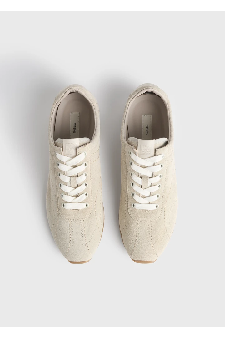 TOTEME 플렉스 스웨이드 스니커즈 스톤의 스톤컬러 4번쨰 이미지입니다.
