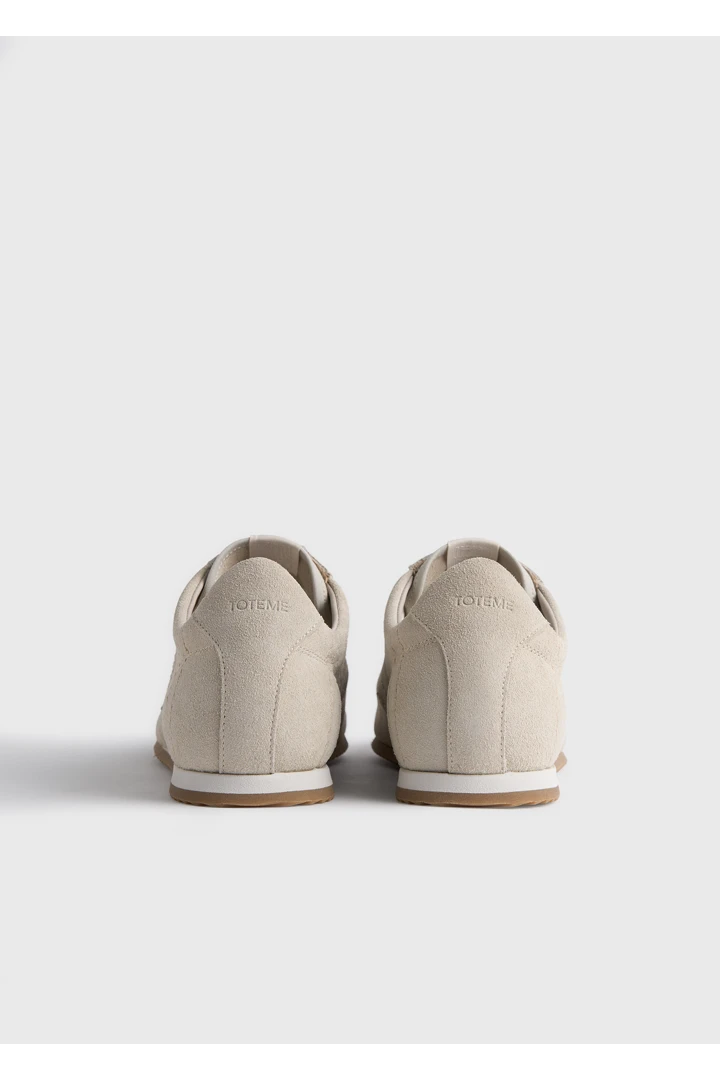 TOTEME 플렉스 스웨이드 스니커즈 스톤의 스톤컬러 5번쨰 이미지입니다.