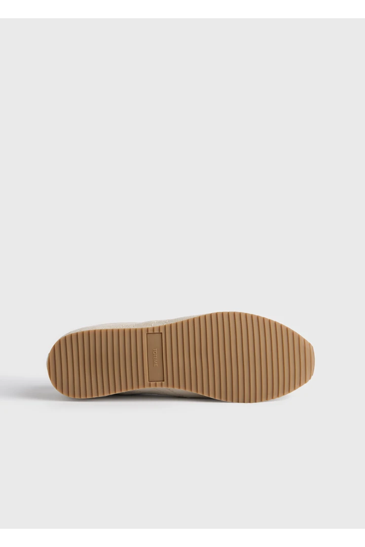 TOTEME 플렉스 스웨이드 스니커즈 스톤의 스톤컬러 6번쨰 이미지입니다.