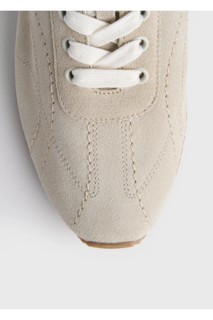 TOTEME 플렉스 스웨이드 스니커즈 스톤의 스톤컬러 7번쨰 이미지입니다.