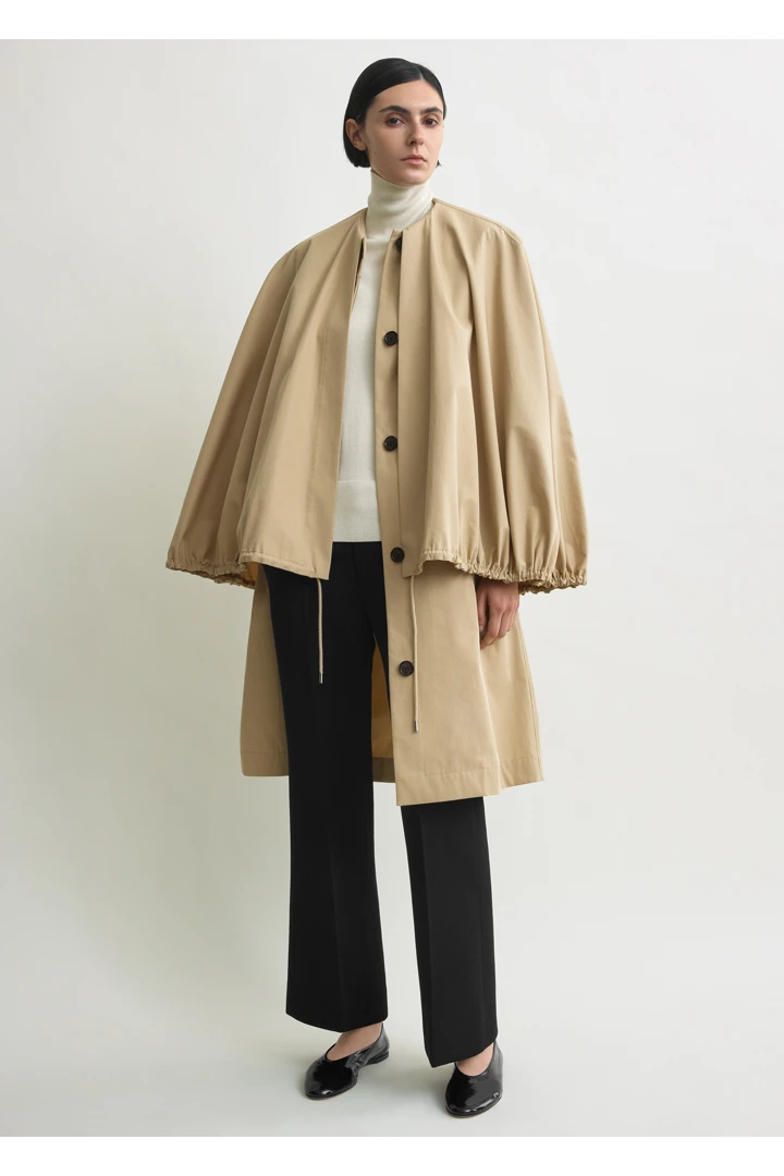 TOTEME default image 9 of 베이지 in 디태처블 케이프 코트 베이지