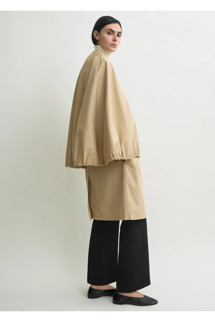 TOTEME 디태처블 케이프 코트 베이지의 베이지컬러 1번쨰 이미지입니다.