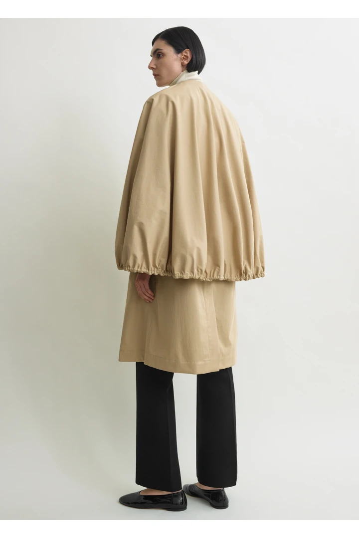 TOTEME 디태처블 케이프 코트 베이지의 베이지컬러 2번쨰 이미지입니다.
