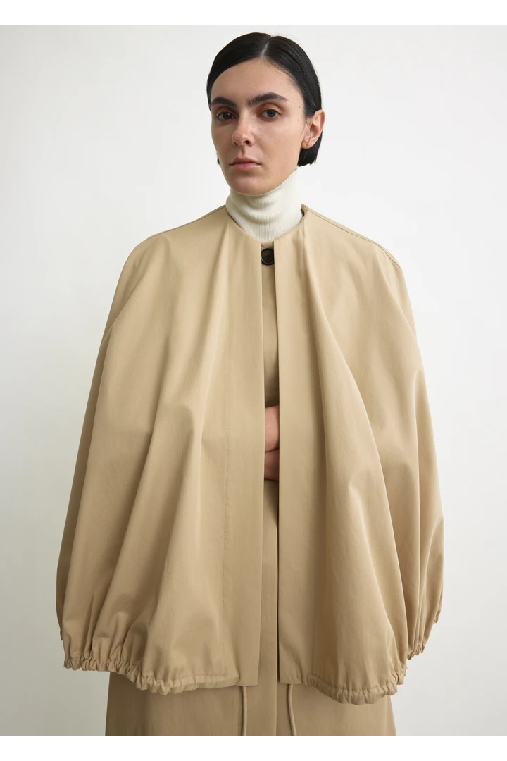 TOTEME 디태처블 케이프 코트 베이지의 베이지컬러 3번쨰 이미지입니다.