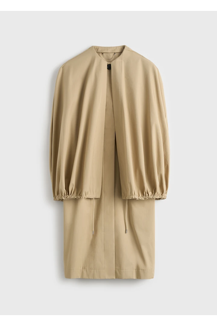 TOTEME 디태처블 케이프 코트 베이지의 베이지컬러 4번쨰 이미지입니다.