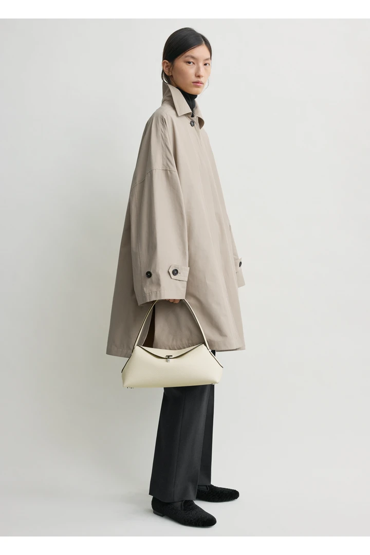 TOTEME 티-락 그레인 레더 숄더 백 밀크의 밀크컬러 0번쨰 이미지입니다.