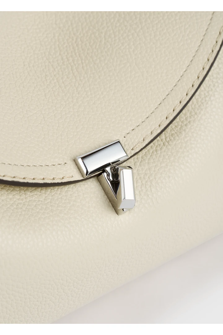 TOTEME 티-락 그레인 레더 숄더 백 밀크의 밀크컬러 3번쨰 이미지입니다.