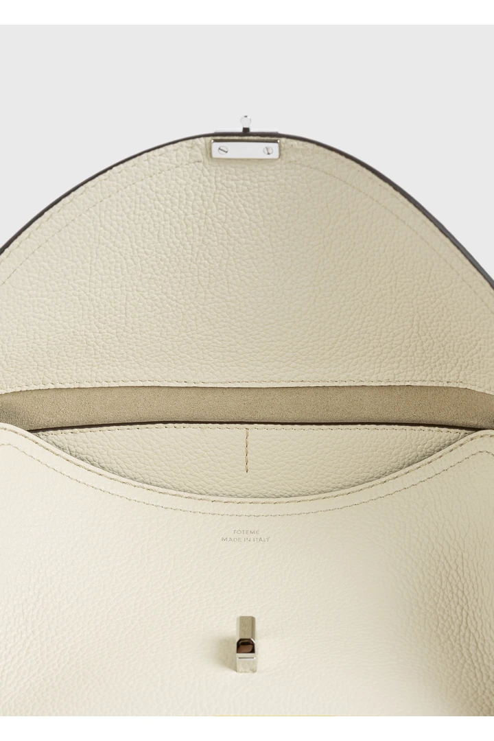 TOTEME 티-락 그레인 레더 숄더 백 밀크의 밀크컬러 4번쨰 이미지입니다.