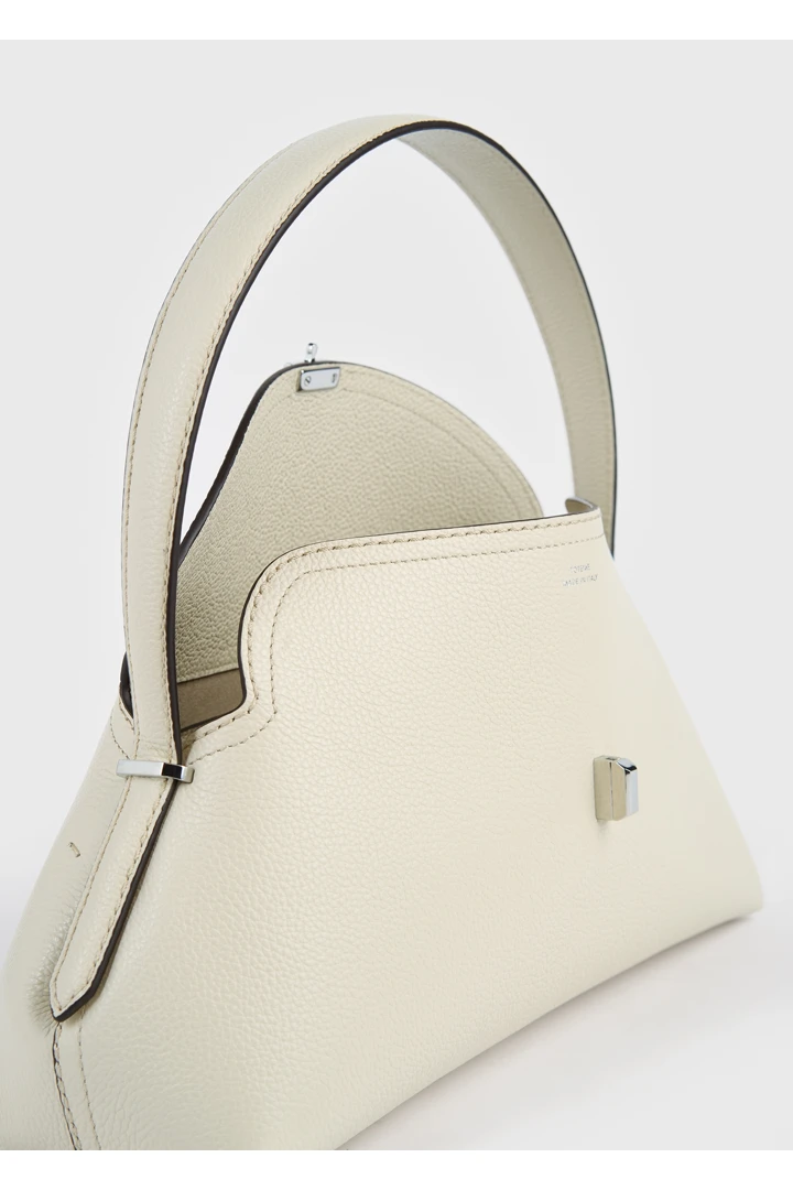 TOTEME 티-락 그레인 레더 숄더 백 밀크의 밀크컬러 5번쨰 이미지입니다.
