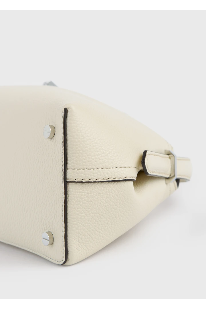 TOTEME 티-락 그레인 레더 숄더 백 밀크의 밀크컬러 6번쨰 이미지입니다.