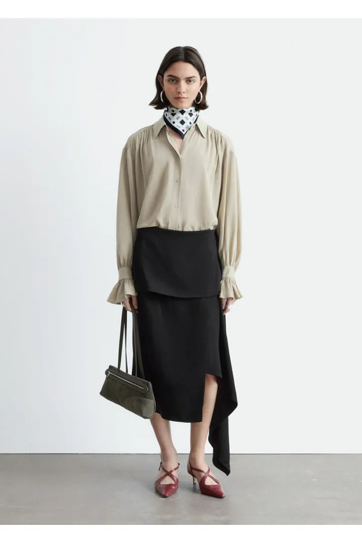 앤아더스토리즈 타이 백 개더드 블라우스의 베이지컬러 ECOMLook입니다.