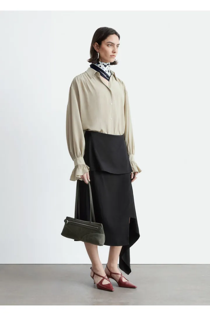 앤아더스토리즈 타이 백 개더드 블라우스의 베이지컬러 ECOMLook입니다.