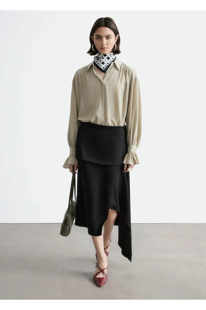 앤아더스토리즈 타이 백 개더드 블라우스의 베이지컬러 ECOMLook입니다.