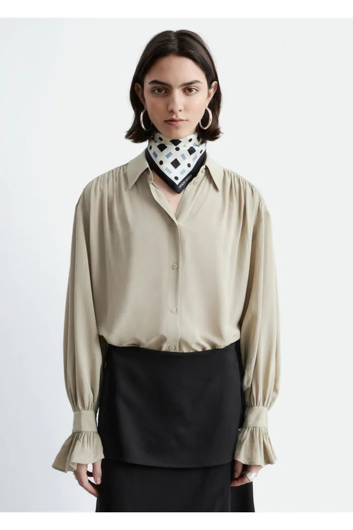 앤아더스토리즈 타이 백 개더드 블라우스의 베이지컬러 ECOMLook입니다.