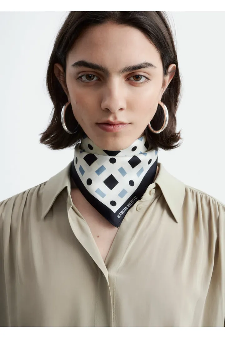 앤아더스토리즈 타이 백 개더드 블라우스의 베이지컬러 ECOMLook입니다.