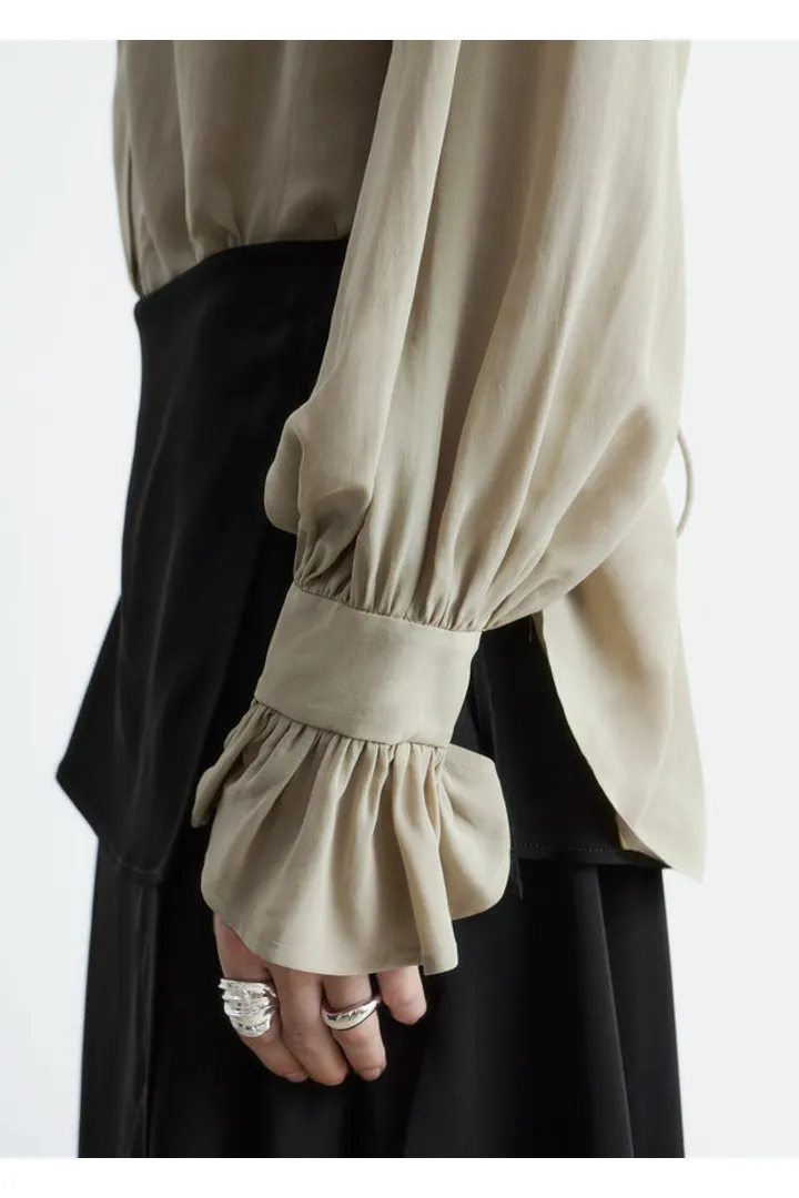 앤아더스토리즈 타이 백 개더드 블라우스의 베이지컬러 ECOMLook입니다.