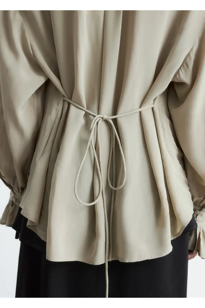 앤아더스토리즈 타이 백 개더드 블라우스의 베이지컬러 ECOMLook입니다.