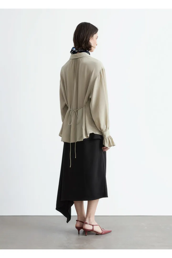 앤아더스토리즈 타이 백 개더드 블라우스의 베이지컬러 ECOMLook입니다.