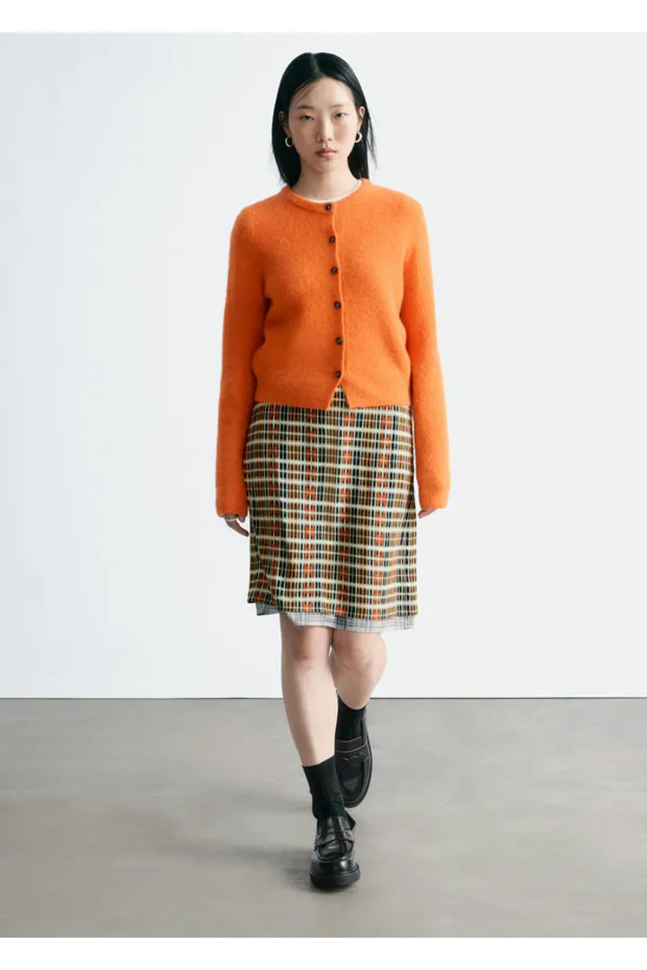 앤아더스토리즈 알파카 블렌드 가디건의 다크 러스트컬러 ECOMLook입니다.