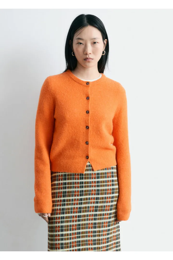 앤아더스토리즈 알파카 블렌드 가디건의 다크 러스트컬러 ECOMLook입니다.