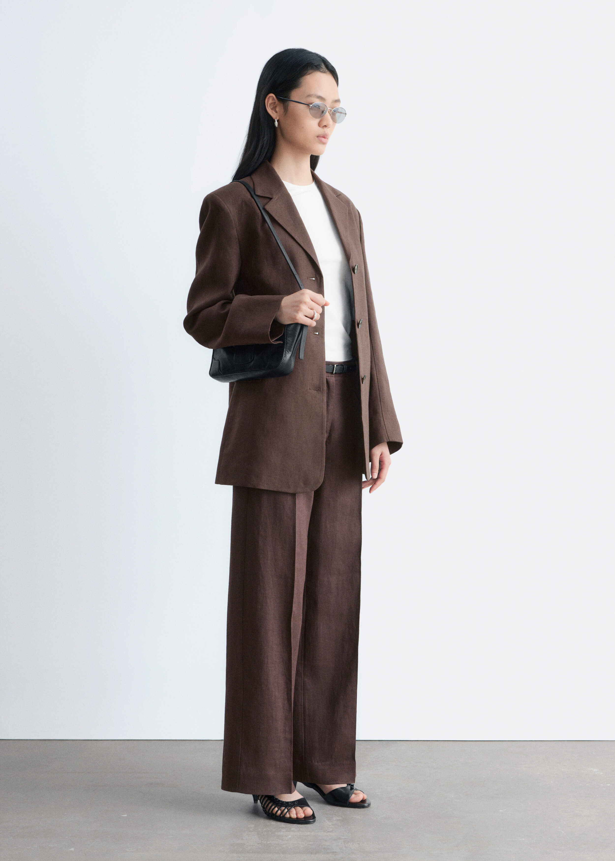 앤아더스토리즈 테일러드 리넨 트라우저의 다크 브라운컬러 ECOMLook입니다.