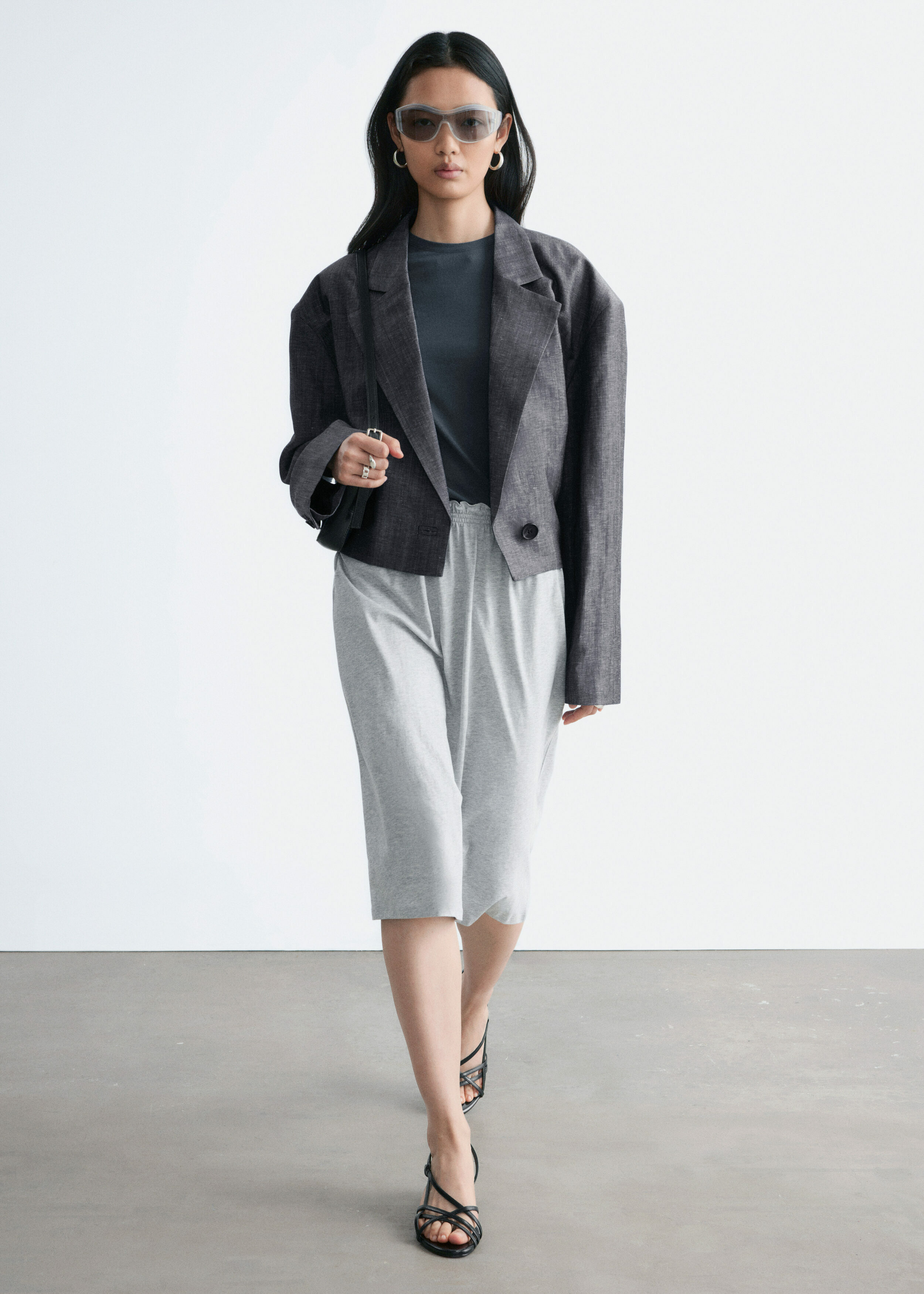 앤아더스토리즈 코튼 저지 미디 스커트의 그레이컬러 ECOMLook입니다.