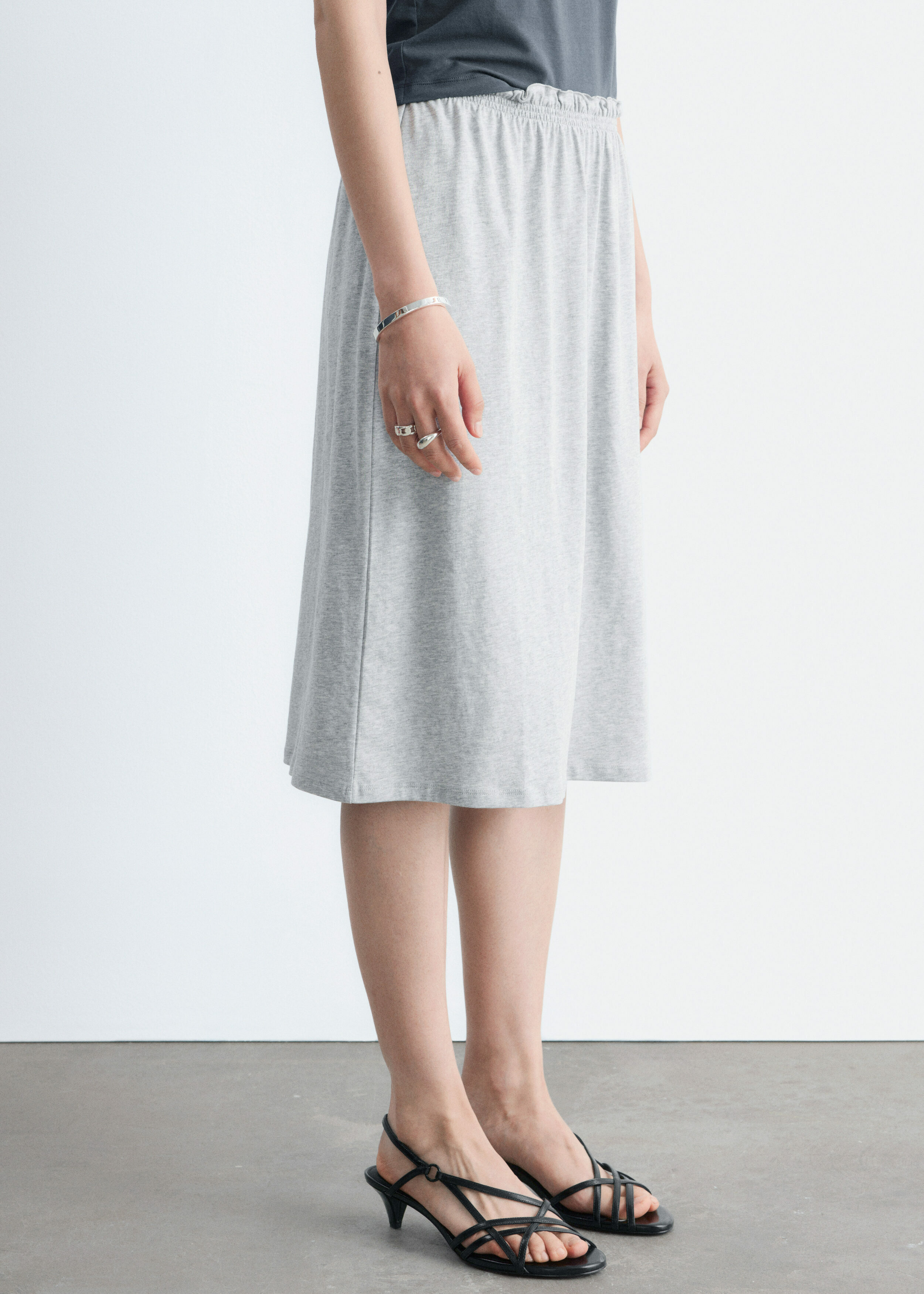앤아더스토리즈 코튼 저지 미디 스커트의 그레이컬러 ECOMLook입니다.